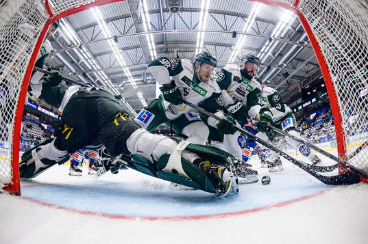 Färjestads Jacob de la Rose och Jesse Virtanen framför