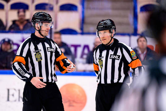 Domare Richard Magnusson och Tobias Björk