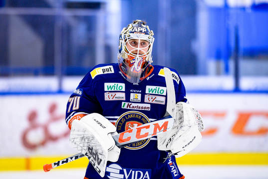 Växjös målvakt Adam Åhman jublar