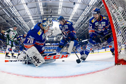 Växjös målvakt Adam Åhman, Hardy Häman Aktell och