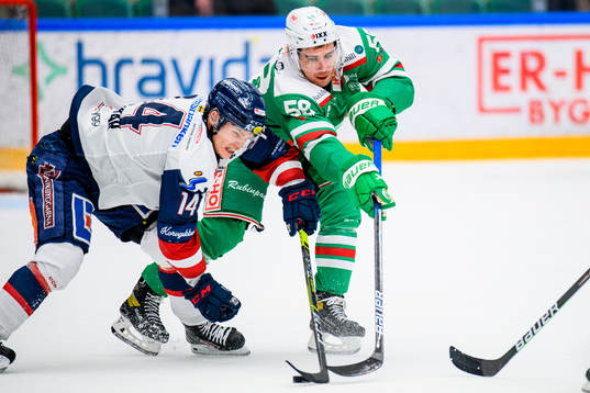 Linköpings Arvid Costmar och Rögles Ryan McKiernan