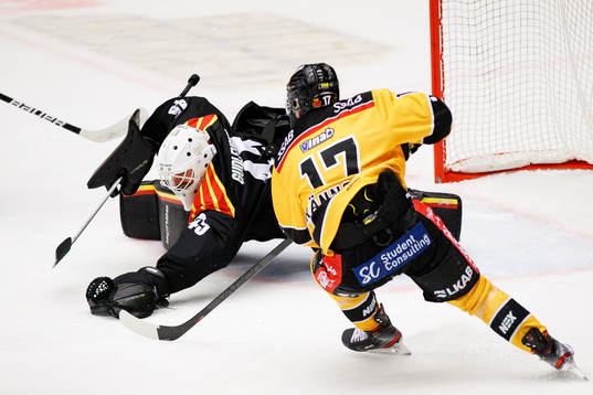 Brynäs målvakt Kristers Gudlevskis och Luleås Isac
