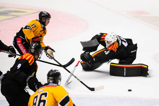 Luleås Isac Brännström och Brynäs målvakt Kristers