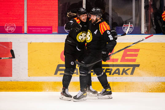 Brynäs Linus Ölund jublar med Brynäs Simon Bertilsson