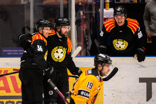 Brynäs Linus Ölund jublar med Brynäs Simon Bertilsson