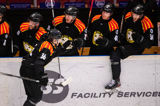 Brynäs Linus Ölund jublar med lagkamrater