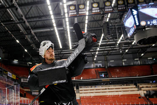 Brynäs målvakt Kristers Gudlevskis jublar