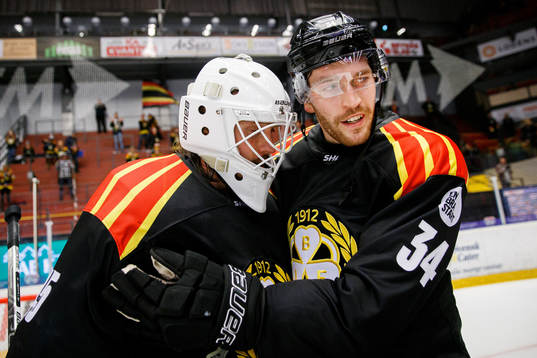 Brynäs målvakt Kristers Gudlevskis och Oscar Eklind jublar