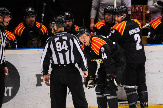 Linjedomare Andreas Lunden och Brynäs Nicklas Danielsson