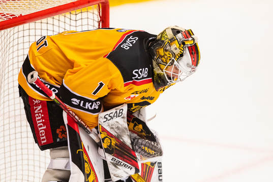 Luleås målvakt Jesper Wallstedt deppar