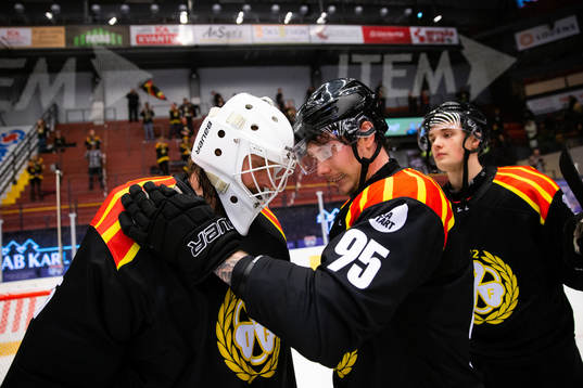 Brynäs målvakt Kristers Gudlevskis och Nick Olesen jublar