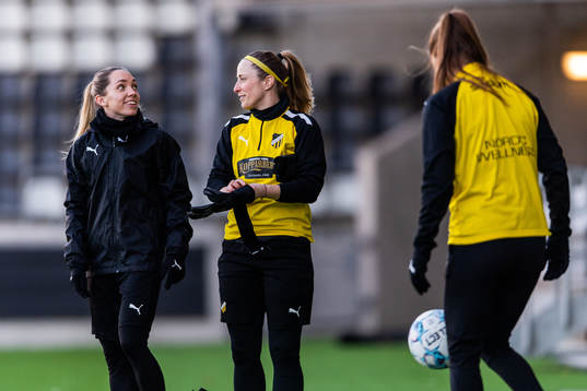 Elin Rubensson och målvakt Loes Guerts