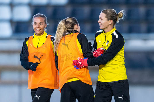 Elin Rubensson och målvakt Jennifer Falk