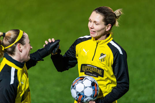 Målvakt Loes Guerts och målvakt Jennifer Falk