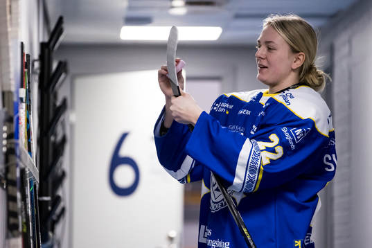 Leksands Agnez Svensson innan ishockeymatchen i SDHL mellan