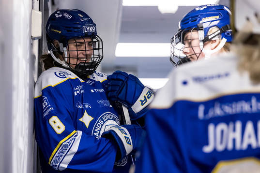 Leksands Ella Albinsson innan ishockeymatchen i SDHL mellan