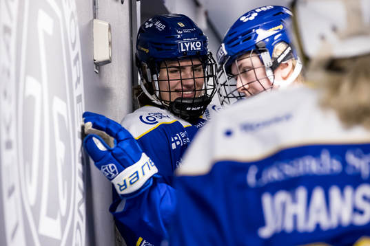 Leksands Ella Albinsson innan ishockeymatchen i SDHL mellan