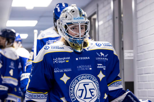 Leksands målvakt Jule Flötgen innan ishockeymatchen i