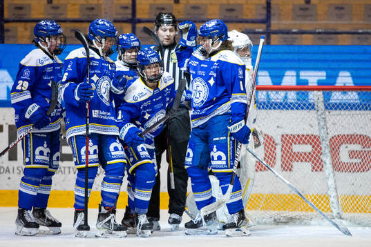 Leksands Payge Pena jublar med lagkamrater