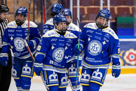 Leksands Phoebe Staenz jublar med lagkamrater