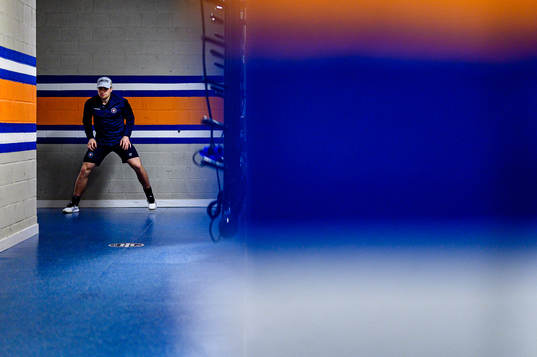 Växjös Glenn Gustafsson värmer upp före ishockeymatchen