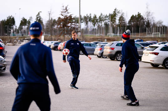 Linköpings Eddie Larsson värmer upp före ishockeymatchen
