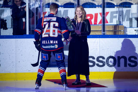 Växjös Joel Kellman tilldelas blommor av Växjös