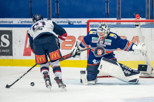 Linköpings Markus Ljungh och Växjös målvakt Adam Åhman