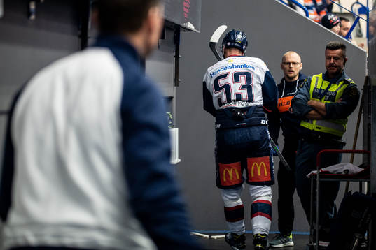 Linköpings Eddie Larsson lämnar isen skadad