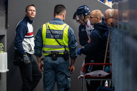 Linköpings Elliot Ekmark får hjälp av isen skadad