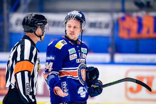 Domare Andreas Harnebring och Växjös Joel Persson