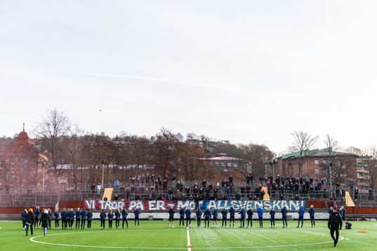 Spelarna hälsar på fansen