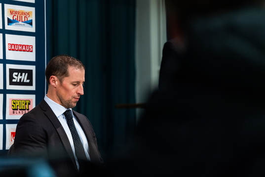 Rögles tränare Cam Abbott på presskonferensen