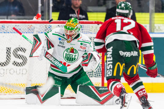 Rögles målvakt Christoffer Rifalk med en räddning