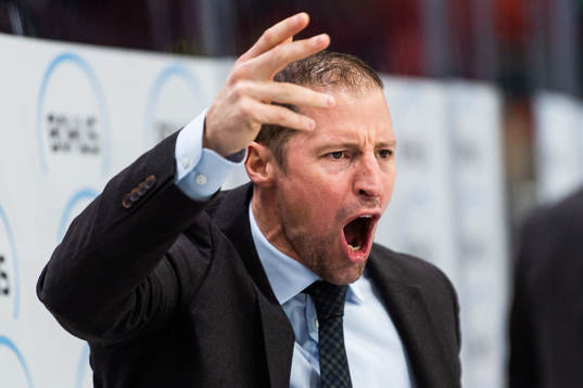 Rögles tränare Cam Abbott reagerar