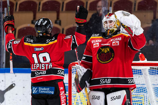 Luleås Sami Lepistö och målvakt Jesper Wallstedt jublar