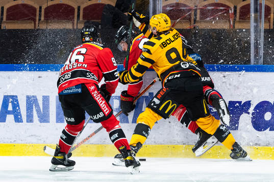 Skellefteås Linus Karlsson tacklar Luleås Oscar Engsund
