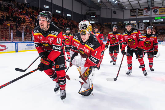 Luleås Sami Lepistö och målvakt Jesper Wallstedt jublar