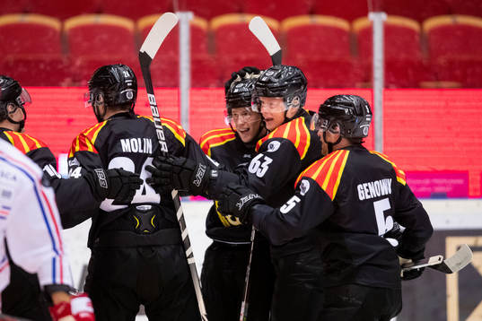 Brynäs Linus Ölund jublar med lagkamrater