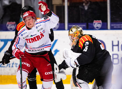 Timrås Erik Andersson och Brynäs målvakt Veini