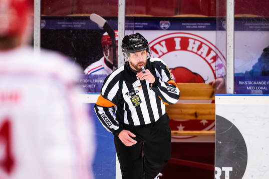 Domare Marcus Linde dömer inget mål för Brynäs