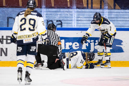 HV71s Mira Markström skada ses över av domaren Andreas