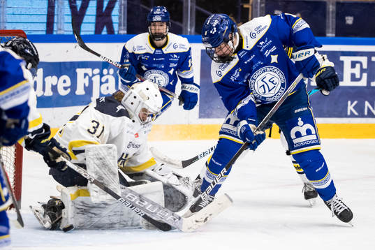 Leksands Ella Albinsson framför HV71s målvakt Alba Gonzalo
