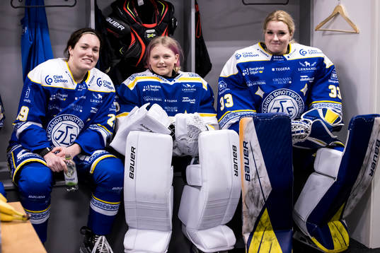 Leksands Paige Lindsey Agnew och Leksands målvakt Amanda