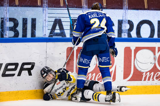 HV71s Ebba Berglund och Leksands Ida Karlsson