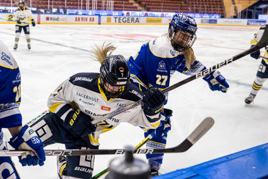 HV71s Thea Johansson och Leksands Katerina Bukolska