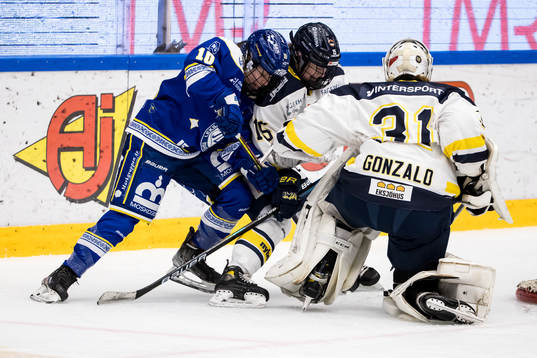 Leksands Phoebe Staenz och HV71s Linnea Andersson och HV71s
