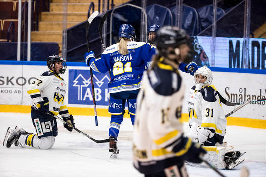 HV71s Elin Svensson och HV71s målvakt Alba Gonzalo deppar