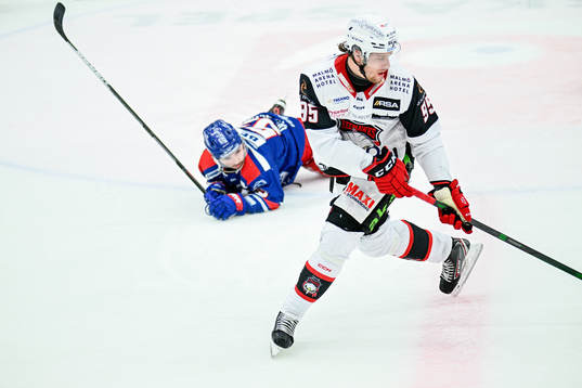 Oskarshamns Johannes Salmonsson och Malmö Redhawks Carl
