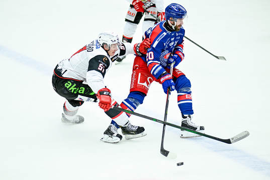 Malmö Redhawks Emil Sylvegård och Oskarshamns Hynek